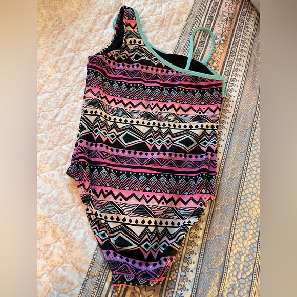 Girls Arizona Aztec print one piece swimsuit w/ruffles. Great used cond. Sz 6/6x - Picture 2 of 6